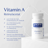 Das Bild zeigt eine weiße Flasche mit dem Etikett 'pure encapsulations Vitamin A Retinylacetat' auf einem weißen Hintergrund. Links neben der Flasche befinden sich Textpunkte, die die Vorteile von Vitamin A auflisten, wie zum Beispiel Unterstützung des Immunsystems und Erhaltung der Haut. Die Flasche steht auf einem weißen Sockel, und im Hintergrund ist eine transparente geometrische Form zu sehen.