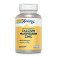 Eine Flasche mit Nahrungsergänzungsmitteln der Marke Solaray, die Calcium, Magnesium und Zink enthält. Das Etikett ist gelb mit blauem Text und verspricht verbesserte Aufnahme, Knochengesundheit und gesunde Zähne. Die Flasche enthält 100 VegCaps und ist laborgeprüft sowie vegan zertifiziert.