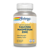 Eine Flasche mit Nahrungsergänzungsmitteln der Marke Solaray, die Calcium, Magnesium und Zink enthält. Das Etikett ist gelb mit blauem Text und verspricht verbesserte Aufnahme, Knochengesundheit und gesunde Zähne. Die Flasche enthält 100 VegCaps und ist laborgeprüft sowie vegan zertifiziert.