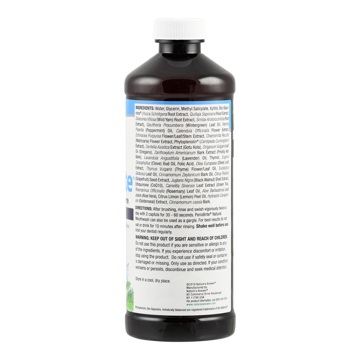 Die Abbildung zeigt eine braune Plastikflasche mit weißem Schraubverschluss. Auf dem Etikett der Flasche sind zahlreiche Inhaltsstoffe und Anweisungen in englischer Sprache aufgedruckt. Die Flasche steht aufrecht und ist auf einem weißen Hintergrund platziert. Der Text auf dem Etikett listet unter anderem Zutaten wie Wasser, Glycerin, Menthol und verschiedene Pflanzenextrakte auf. Es gibt auch Anweisungen zur Verwendung des Produkts, das offenbar zur Mundpflege gedacht ist.