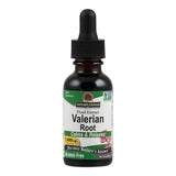 Eine Flasche mit schwarzem Tropfverschluss, die ein Nahrungsergänzungsmittel enthält. Das Etikett zeigt den Text „Nature's Answer Valerian Root, Calms & Relaxes, Alcohol-Free“. Die Flasche steht aufrecht vor einem weißen Hintergrund.