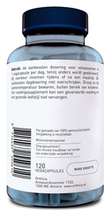 Ein blaues Kunststoffgefäß mit einem schwarzen Schraubverschluss, das 120 Vegacapsules enthält. Auf dem Etikett sind Dosierungsanweisungen in niederländischer Sprache abgedruckt. Das Gefäß besteht aus 100% recyceltem Plastik. Die Adresse des Herstellers, Orthica, befindet sich in Almere, Niederlande.