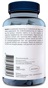 Eine Flasche mit einem blauen Deckel, die 180 Tabletten eines Mineralpräparats enthält. Auf dem Etikett steht eine Dosierungsanleitung in niederländischer Sprache. Die Flasche hat einen Barcode und die Adresse des Herstellers, Orthica, in Almere, Niederlande.