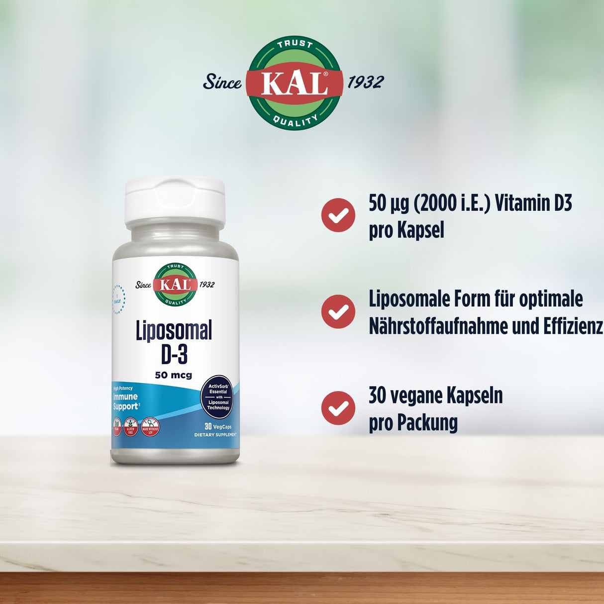 Das Bild zeigt eine Flasche KAL Liposomal D-3 auf einem Tisch. Auf der rechten Seite befinden sich Textinformationen: '50 µg (2000 I.E.) Vitamin D3 pro Kapsel', 'Liposomale Form für optimale Nährstoffaufnahme und Effizienz', '30 vegane Kapseln pro Packung'. Das KAL-Logo ist oben mittig zu sehen.