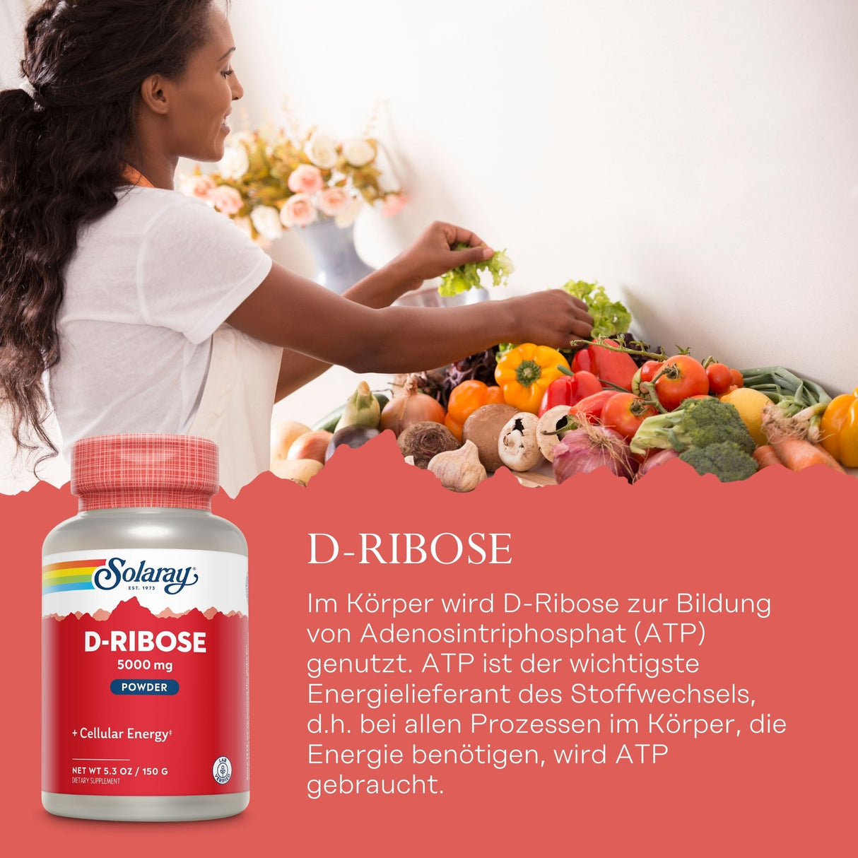 Eine Frau bereitet in einer Küche frisches Gemüse zu. Vor ihr liegen Paprika, Tomaten, Zwiebeln und Brokkoli. Im Vordergrund ist ein Produktbild von Solaray D-Ribose-Pulver zu sehen, das die Energieproduktion im Körper unterstützt. Im Hintergrund steht eine Vase mit Blumen.