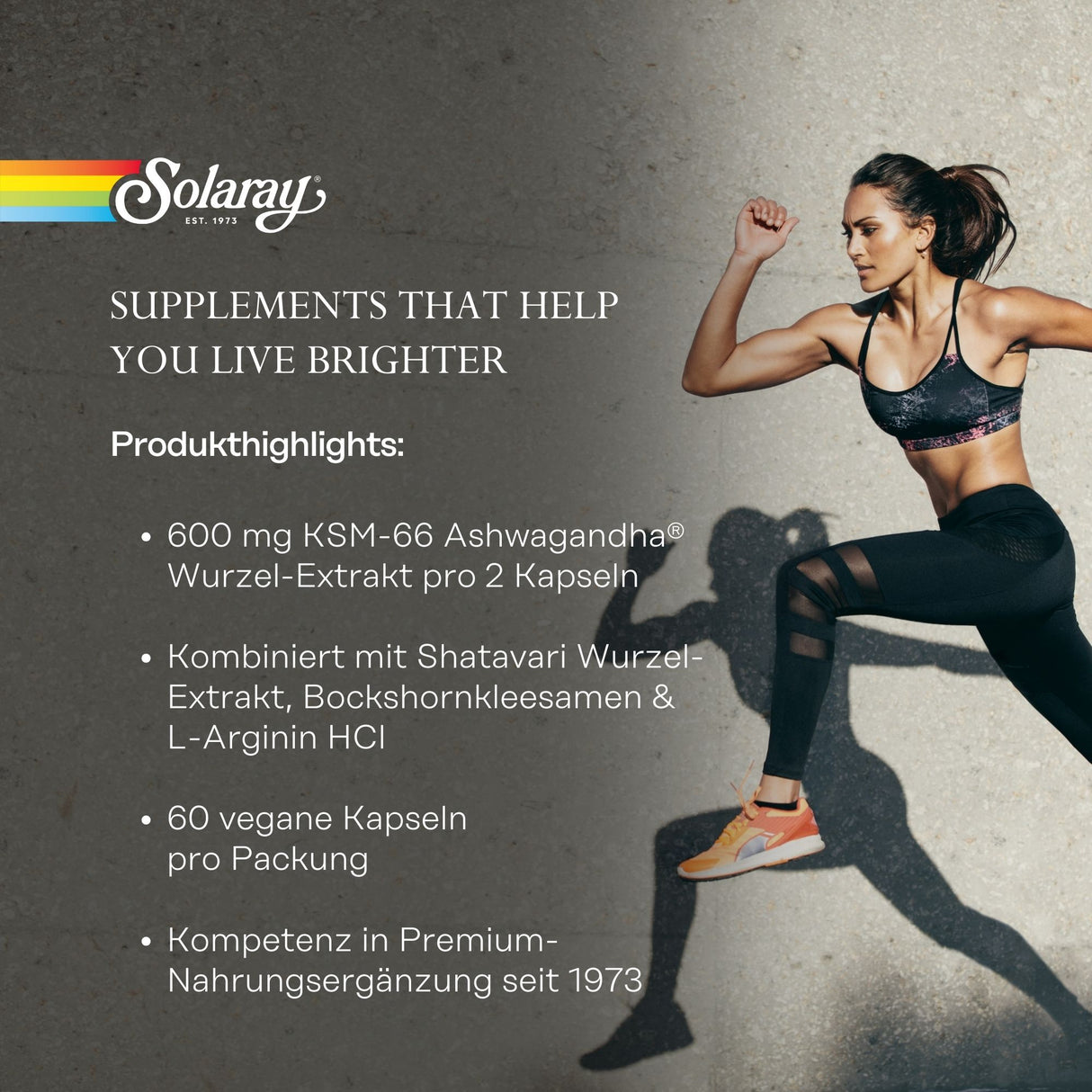 Das Bild zeigt eine Frau in Sportkleidung, die in einer dynamischen Pose läuft. Links im Bild sind Informationen über Nahrungsergänzungsmittel der Marke Solaray zu sehen, darunter Produktdetails wie 600 mg KSM-66 Ashwagandha pro 2 Kapseln und weitere Inhaltsstoffe. Die Frau trägt ein schwarzes Sporttop und schwarze Leggings, während sie auf einer hellen, strukturierten Oberfläche läuft. Das Solaray-Logo ist oben links im Bild platziert.