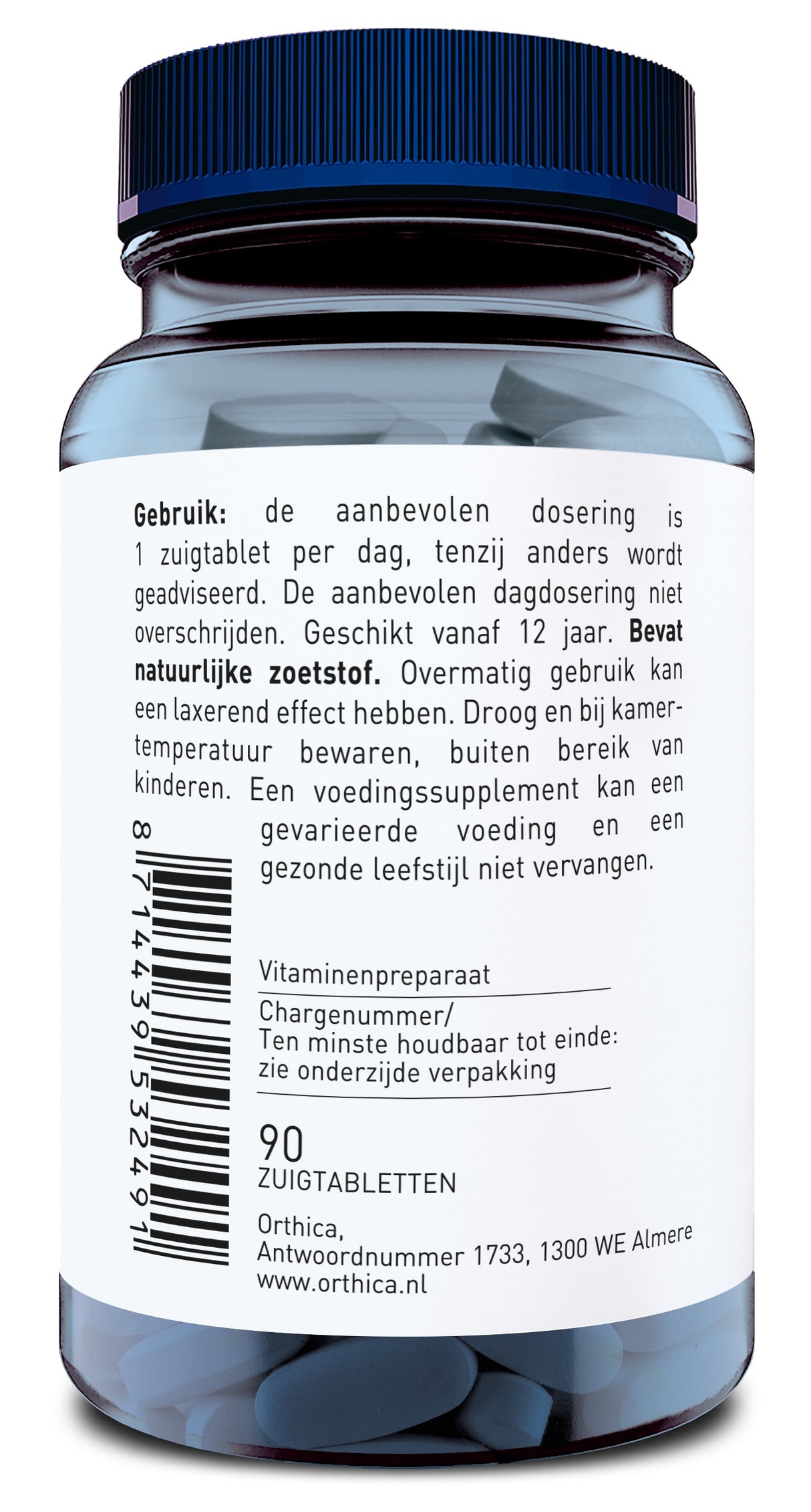 Eine Flasche mit blauen Tabletten und einem blauen Deckel. Auf dem Etikett steht auf Niederländisch, dass es sich um ein Vitaminpräparat handelt. Die empfohlene Dosierung beträgt eine Lutschtablette pro Tag. Das Produkt enthält natürliche Süßstoffe und ist für Personen ab 12 Jahren geeignet. Übermäßiger Gebrauch kann abführend wirken. Es soll trocken und bei Raumtemperatur aufbewahrt werden. Das Nahrungsergänzungsmittel kann eine abwechslungsreiche Ernährung und einen gesunden Lebensstil nicht ersetzen. Die