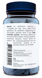 Eine Flasche mit blauen Tabletten und einem blauen Deckel. Auf dem Etikett steht auf Niederländisch, dass es sich um ein Vitaminpräparat handelt. Die empfohlene Dosierung beträgt eine Lutschtablette pro Tag. Das Produkt enthält natürliche Süßstoffe und ist für Personen ab 12 Jahren geeignet. Übermäßiger Gebrauch kann abführend wirken. Es soll trocken und bei Raumtemperatur aufbewahrt werden. Das Nahrungsergänzungsmittel kann eine abwechslungsreiche Ernährung und einen gesunden Lebensstil nicht ersetzen. Die