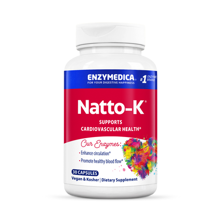 Das Bild zeigt eine weiße Plastikflasche mit einem roten Etikett. Auf dem Etikett steht groß "Natto-K" und darunter "Supports Cardiovascular Health". Oben auf dem Etikett ist der Markenname "Enzymedica" zu sehen. Am unteren Rand des Etiketts stehen die Worte "Vegan & Kosher | Dietary Supplement". Ein buntes Herz ist ebenfalls auf dem Etikett abgebildet. Die Flasche enthält 30 Kapseln.