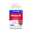 Das Bild zeigt eine weiße Plastikflasche mit einem roten Etikett. Auf dem Etikett steht groß "Natto-K" und darunter "Supports Cardiovascular Health". Oben auf dem Etikett ist der Markenname "Enzymedica" zu sehen. Am unteren Rand des Etiketts stehen die Worte "Vegan & Kosher | Dietary Supplement". Ein buntes Herz ist ebenfalls auf dem Etikett abgebildet. Die Flasche enthält 30 Kapseln.
