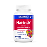 Das Bild zeigt eine weiße Plastikflasche mit einem roten Etikett. Auf dem Etikett steht groß "Natto-K" und darunter "Supports Cardiovascular Health". Oben auf dem Etikett ist der Markenname "Enzymedica" zu sehen. Am unteren Rand des Etiketts stehen die Worte "Vegan & Kosher | Dietary Supplement". Ein buntes Herz ist ebenfalls auf dem Etikett abgebildet. Die Flasche enthält 30 Kapseln.