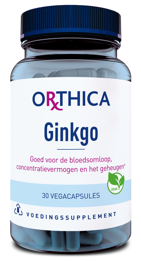 Ein Glasbehälter mit dunkelblauem Deckel enthält Ginkgo-Nahrungsergänzungsmittel von Orthica. Auf dem Etikett steht: "Gut für die Durchblutung, Konzentrationsvermögen und das Gedächtnis". Es sind 30 vegane Kapseln enthalten, das Produkt ist als vegan gekennzeichnet.