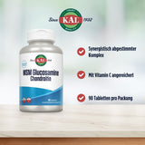 Das Bild zeigt eine Produktdarstellung eines Nahrungsergänzungsmittels der Marke KAL mit dem Namen MSM Glucosamine Chondroitin. Die Flasche ist weiß mit einem blauen Etikett und zeigt das KAL-Logo. Rechts neben der Flasche sind drei Bulletpoints aufgelistet: 'Synergistisch abgestimmter Komplex', 'Mit Vitamin C angereichert' und '90 Tabletten pro Packung'. Der Hintergrund ist unscharf und in hellen Farben gehalten, was die Flasche in den Vordergrund rückt.