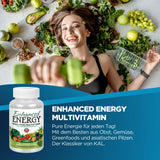 Eine lachende Frau liegt auf einem Tisch, umgeben von grünem Gemüse und Obst. Sie hält eine grüne Hantel in der Hand. Auf der unteren Hälfte des Bildes ist eine Verpackung von 'Enhanced Energy Multivitamin' von KAL zu sehen. Daneben steht ein Text über die Vorteile des Produkts.
