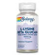 Die Abbildung zeigt eine Flasche des Nahrungsergänzungsmittels Solaray L-Lysine Beta Glucan. Die Flasche ist weiß mit einem bunten Etikett, das den Markennamen und die Produktinformationen in blauer Schrift zeigt. Das Produkt enthält 60 Kapseln und bietet 1000 mg pro Portion, mit dem Versprechen der Unterstützung des Immunsystems. Es ist ein frei geformtes Aminosäurepräparat. Das Etikett hat ein Regenbogen-Design oben.