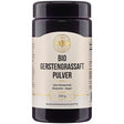 Ein schwarzes Kunststoffbehälter mit einem weißen Etikett, das "Bio Gerstengrassaft Pulver" in schwarzer Schrift zeigt. Das Etikett enthält auch Informationen wie "ohne Gentechnik", "Glutenfrei", "Vegan" und "250 g". Oben auf dem Etikett befindet sich ein goldfarbenes Logo mit der Aufschrift "I LIKE IT CLEAN FOR MY HEALTH". Der Behälter ist zylindrisch und hat einen Deckel. Es handelt sich um ein Nahrungsergänzungsmittel.