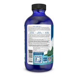 Das Bild zeigt eine blaue Flasche mit einem Etikett. Auf dem Etikett steht "Arctic Cod Liver Oil". Es gibt Informationen über die Inhaltsstoffe, Verwendungshinweise und Zertifizierungen. Ein QR-Code ist ebenfalls sichtbar. Die Flasche hat einen schwarzen Verschluss.