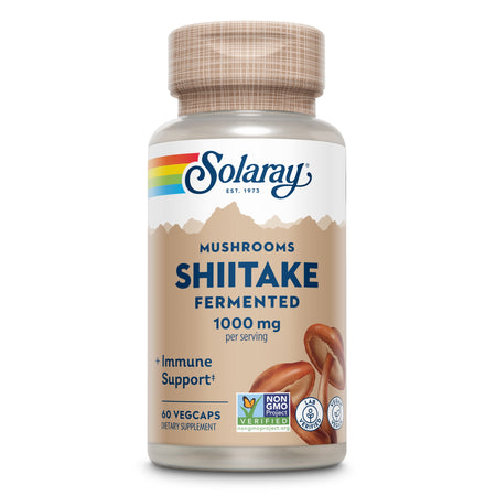 Das Bild zeigt eine Flasche Shiitake-Pilz-Ergänzungsmittel der Marke Solaray. Die Flasche hat ein farbiges Etikett mit der Aufschrift 'Mushrooms Shiitake Fermented 1000 mg per serving'. Auf dem Etikett sind auch Symbole für 'Non-GMO Project Verified' und 'Lab Verified' zu sehen. Die Flasche enthält 60 vegane Kapseln und bietet Unterstützung für das Immunsystem. Die Farben des Etiketts sind beige, blau, rot, gelb und grün.