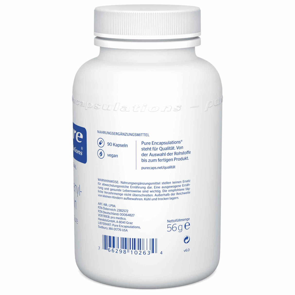 Das Bild zeigt eine weiße Plastikflasche mit einem Schraubverschluss. Auf der Flasche befinden sich mehrere Etiketten mit Textinformationen. Die Etiketten enthalten Angaben zu Inhaltsstoffen, Herstellerinformationen und einem Barcode. Der Markenname 'Pure Encapsulations' ist auf einem blauen Etikett zu sehen. Die Flasche enthält 90 Kapseln und ist vegan. Die Flasche steht vor einem weißen Hintergrund.