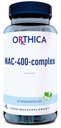 Eine Flasche mit dem Etikett 'ORTHICA NAC-400-complex' steht im Vordergrund. Sie enthält 60 vegane Kapseln und ist als Nahrungsergänzungsmittel gekennzeichnet. Auf dem Etikett sind Symbole für Recycling und Veganismus zu sehen.