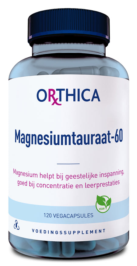Eine Plastikflasche mit blauem Deckel, die 120 Vegacapsules von Orthica enthält. Das Etikett zeigt den Produktnamen Magnesiumtauraat-60 und beschreibt die Vorteile von Magnesium für geistige Anstrengung und Konzentration. Ein grünes Vegan-Logo ist sichtbar.