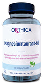 Eine Plastikflasche mit blauem Deckel, die 120 Vegacapsules von Orthica enthält. Das Etikett zeigt den Produktnamen Magnesiumtauraat-60 und beschreibt die Vorteile von Magnesium für geistige Anstrengung und Konzentration. Ein grünes Vegan-Logo ist sichtbar.