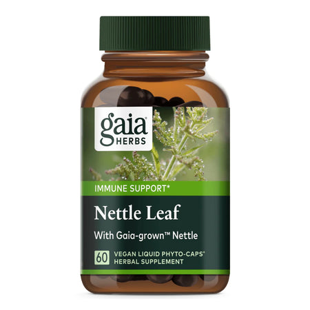 Das Bild zeigt eine braune Flasche mit grünem Deckel, die ein Nahrungsergänzungsmittel von Gaia Herbs enthält. Auf dem Etikett steht "Nettle Leaf" und "Immune Support". Die Flasche enthält 60 vegane Flüssigkapseln und ist mit einem Bild von Brennnesselblättern verziert.