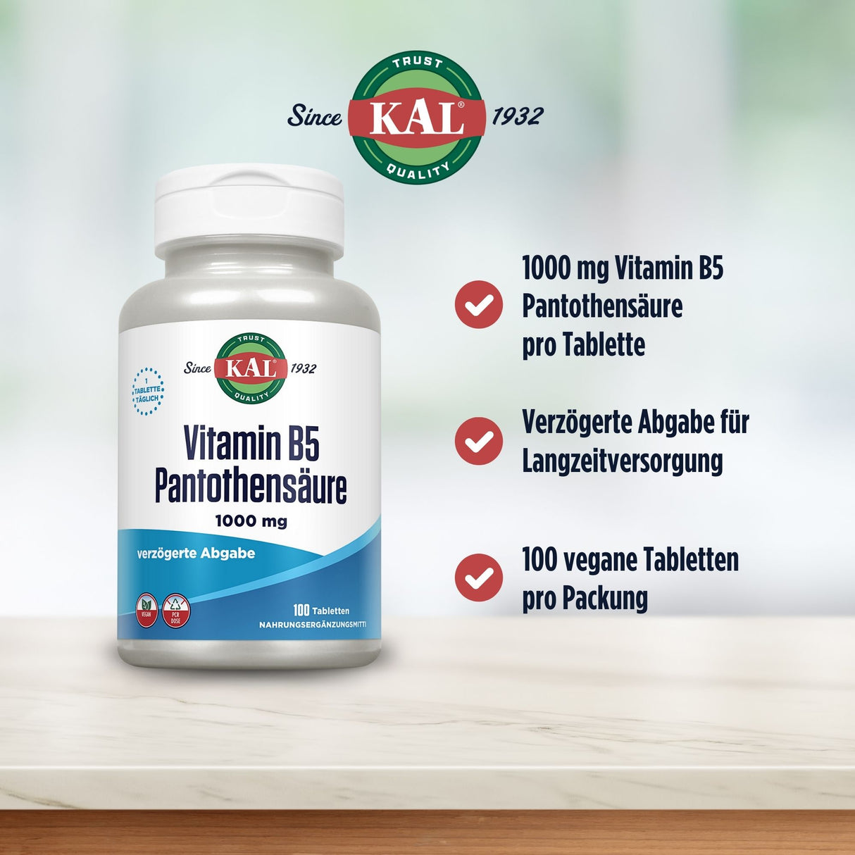 Das Bild zeigt eine Flasche mit Vitamin B5 Pantothensäure von der Marke KAL. Die Flasche ist weiß mit einem blauen Etikett, auf dem "Vitamin B5 Pantothensäure 1000 mg" steht. Daneben sind drei Checklisten-Punkte: "1000 mg Vitamin B5 Pantothensäure pro Tablette", "Verzögerte Abgabe für Langzeitversorgung" und "100 vegane Tabletten pro Packung". Im Hintergrund ist ein verschwommener grüner und weißer Hintergrund zu sehen. Oben auf der Flasche steht "Since 1932" und das KAL-Logo ist zu sehen.