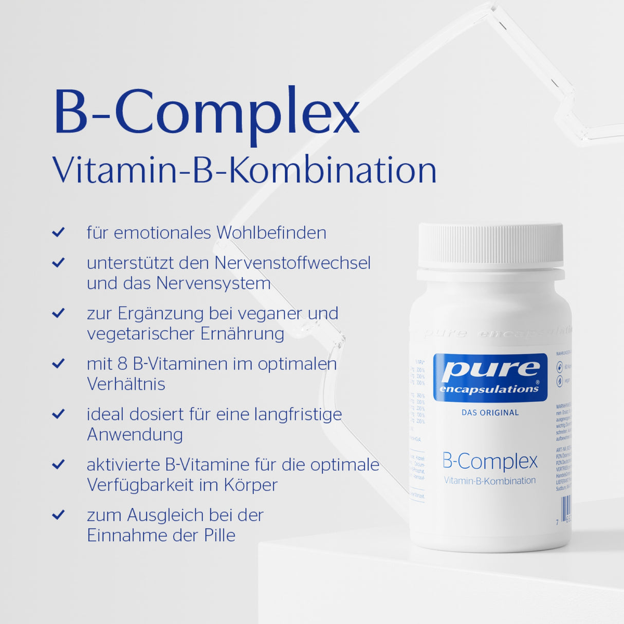 Eine weiße Flasche mit blauem Etikett steht auf einem weißen Tisch. Auf der linken Seite steht der Text "B-Complex Vitamin-B-Kombination" mit einer Liste von Vorteilen des Produkts. Die Flasche ist von der Marke "pure encapsulations".