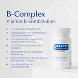 Eine weiße Flasche mit blauem Etikett steht auf einem weißen Tisch. Auf der linken Seite steht der Text "B-Complex Vitamin-B-Kombination" mit einer Liste von Vorteilen des Produkts. Die Flasche ist von der Marke "pure encapsulations".