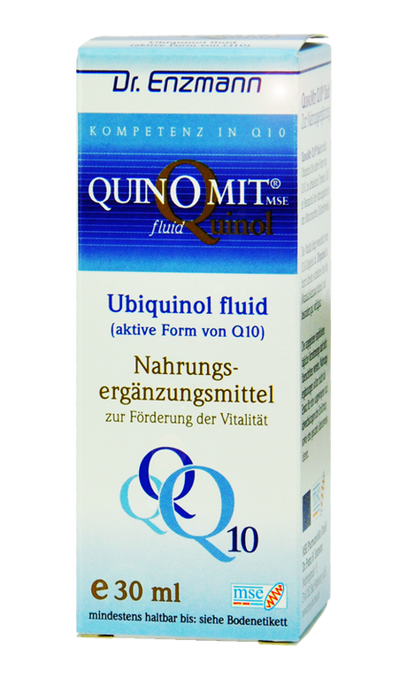 Die Abbildung zeigt eine Verpackung des Nahrungsergänzungsmittels 'QUINOMIT Ubiquinol fluid' von Dr. Enzmann. Die Box ist überwiegend in Weiß und Blau gehalten und enthält Text, der die aktive Form von Q10 und die Förderung der Vitalität hervorhebt. Auf der Vorderseite sind das Logo und die Menge von 30 ml angegeben.
