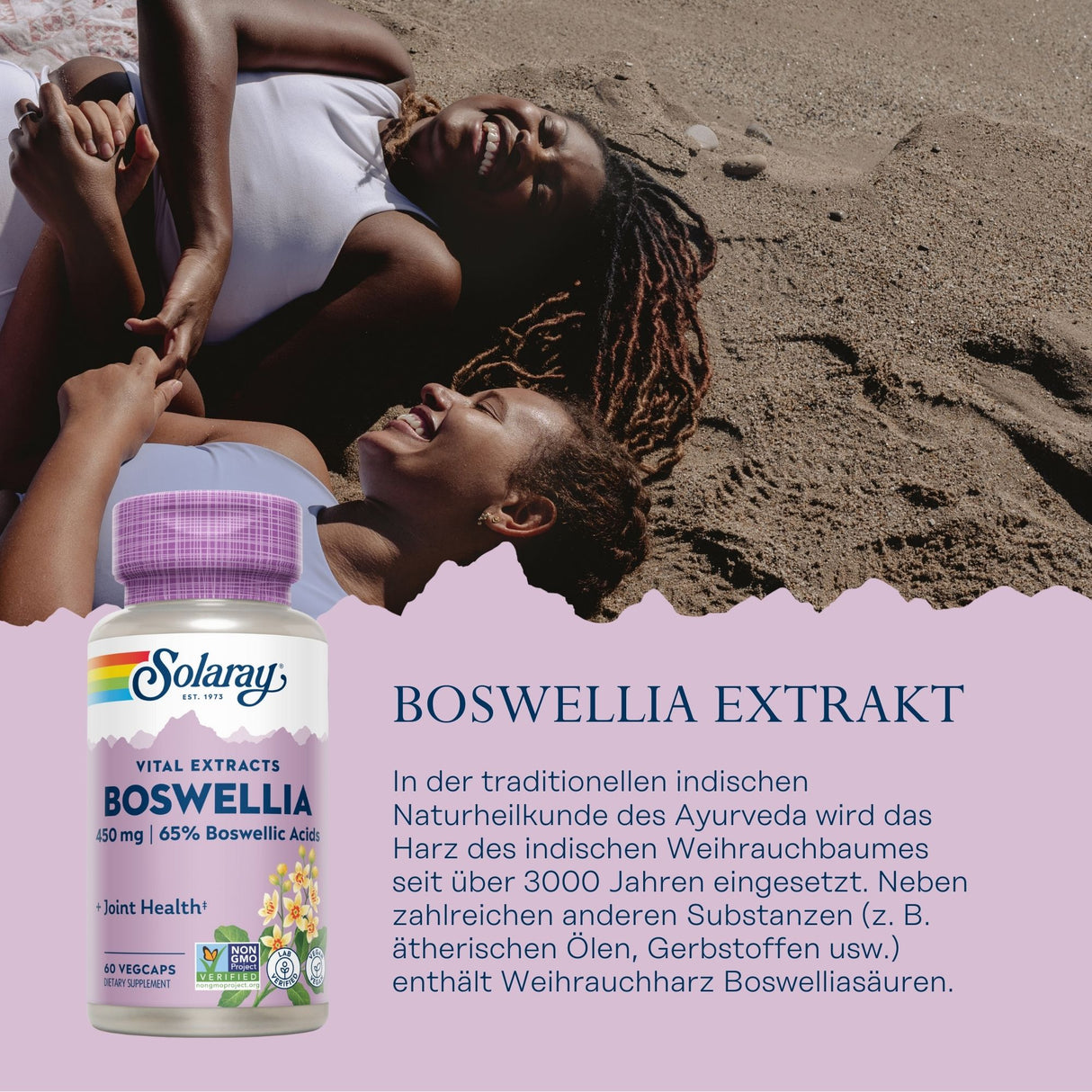 Zwei lachende Frauen liegen am Strand auf dem Rücken. Sie tragen ärmellose Oberteile. Im Vordergrund ist eine Flasche Solaray Boswellia Extrakt abgebildet. Der Text beschreibt die Verwendung von Weihrauch in der ayurvedischen Medizin.