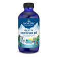 Eine blaue Flasche mit der Aufschrift 'Nordic Naturals Arctic Cod Liver Oil'. Die Flasche zeigt eine Illustration von Bergen und einem Boot auf dem Wasser. Die Aufschrift betont Omega-3 aus wildem arktischen Kabeljau für Herz- und Gehirngesundheit. Die Flasche hat ein Volumen von 237 ml und ist als Fischöl-Ergänzungsmittel gekennzeichnet.