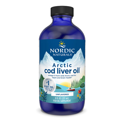 Eine blaue Flasche mit der Aufschrift 'Nordic Naturals Arctic Cod Liver Oil'. Die Flasche zeigt eine Illustration von Bergen und einem Boot auf dem Wasser. Die Aufschrift betont Omega-3 aus wildem arktischen Kabeljau für Herz- und Gehirngesundheit. Die Flasche hat ein Volumen von 237 ml und ist als Fischöl-Ergänzungsmittel gekennzeichnet.