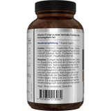 Eine weiße Plastikflasche mit dem Etikett 'C-500 PLUS gepuffert' von American Biologics. Es handelt sich um ein Nahrungsergänzungsmittel mit Vitamin C. Auf dem Etikett stehen auch 'Vegan' und 'Non GMO'. Zwei Kapseln liegen vor der Flasche.
