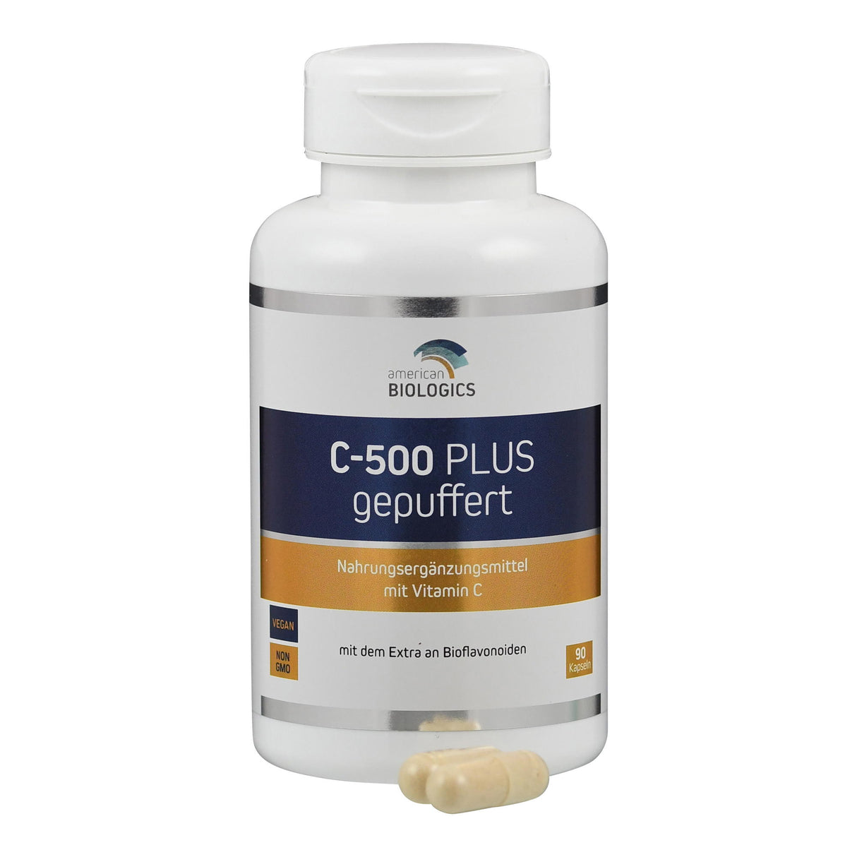 Eine weiße Plastikflasche mit dem Etikett 'C-500 PLUS gepuffert' von American Biologics. Es handelt sich um ein Nahrungsergänzungsmittel mit Vitamin C. Auf dem Etikett stehen auch 'Vegan' und 'Non GMO'. Zwei Kapseln liegen vor der Flasche.