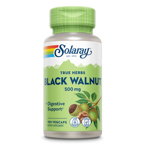 Das Bild zeigt eine Flasche Solaray True Herbs Black Walnut Nahrungsergänzungsmittel. Die Flasche hat ein grünes Etikett mit der Aufschrift 'BLACK WALNUT 500 mg' und 'Digestive Support'. Es sind 100 Vegcaps enthalten. Auf dem Etikett sind auch Walnussabbildungen und Symbole für 'Lab Verified' und 'Vegan'.