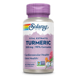 Das Bild zeigt eine Flasche mit Nahrungsergänzungsmitteln der Marke Solaray. Auf der Flasche steht 'Vital Extracts Turmeric 300 mg | 95% Curcumin'. Die Verpackung ist in Lila gehalten und enthält Informationen zur Unterstützung der Herz-Kreislauf- und Gelenkgesundheit. Es gibt auch Symbole für 'Non-GMO', 'Lab Verified' und 'Vegan'.