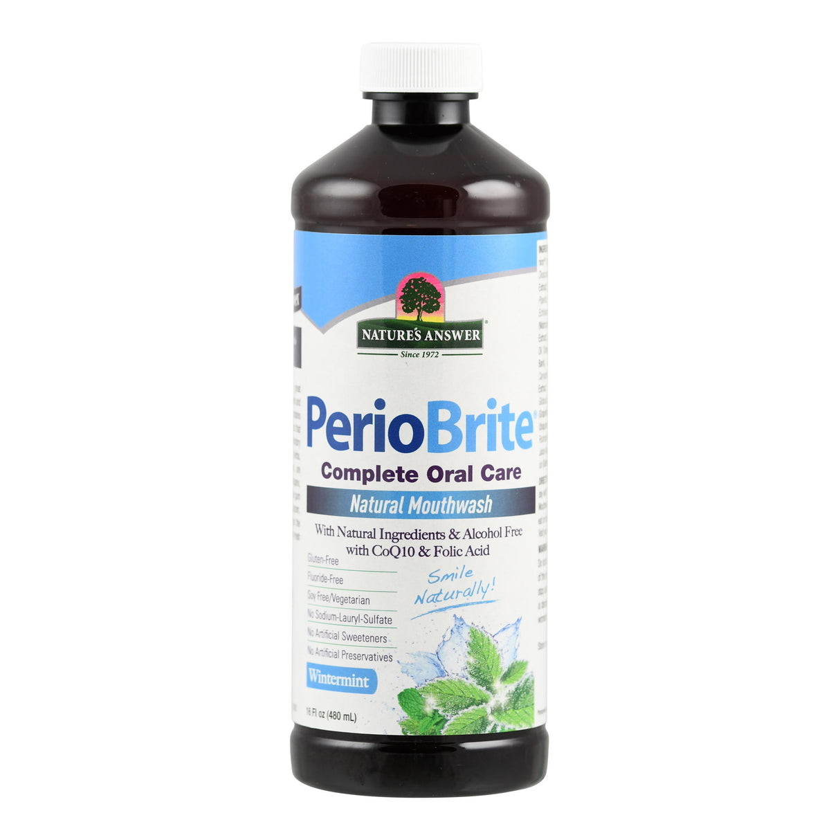 Eine Flasche Mundspülung der Marke "Nature's Answer" mit der Aufschrift "PerioBrite Complete Oral Care Natural Mouthwash". Die Flasche ist braun mit einem weißen Verschluss und einem blauen Etikett. Auf dem Etikett sind Informationen über die Inhaltsstoffe und Eigenschaften der Mundspülung aufgedruckt, wie "Natural Ingredients", "Alcohol Free", "CoQ10 & Folic Acid". Unten auf dem Etikett ist ein Bild von Minzblättern zu sehen. Die Flasche hat ein Fassungsvermögen von 480 ml und die Geschmacksrichtung ist "W