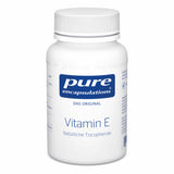 Das Bild zeigt eine weiße Plastikflasche mit einem blauen Etikett. Auf dem Etikett steht 'pure encapsulations DAS ORIGINAL Vitamin E Natürliche Tocopherole'. Die Flasche ist auf einem weißen Hintergrund platziert.