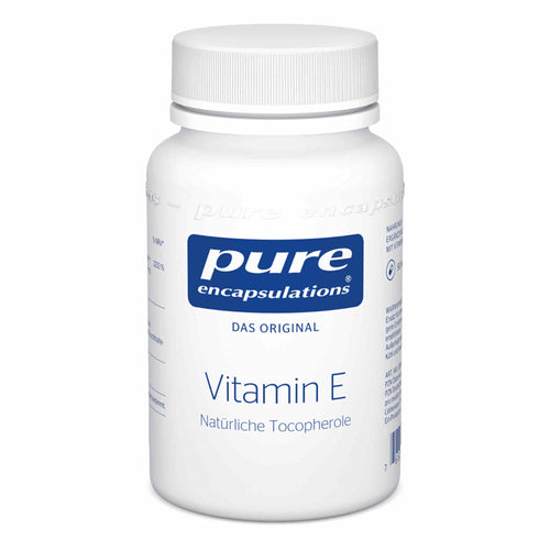 Das Bild zeigt eine weiße Plastikflasche mit einem blauen Etikett. Auf dem Etikett steht 'pure encapsulations DAS ORIGINAL Vitamin E Natürliche Tocopherole'. Die Flasche ist auf einem weißen Hintergrund platziert.
