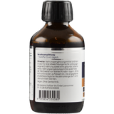 Das Bild zeigt eine braune Glasflasche mit einem schwarzen Schraubverschluss. Auf der Flasche befindet sich ein Etikett mit Verzehrempfehlung und Hinweisen zu einem Nahrungsergänzungsmittel. Der Text ist auf Deutsch und beschreibt, dass das Produkt täglich in einer Menge von einem Teelöffel (5 ml) konsumiert werden soll. Es wird darauf hingewiesen, dass Nahrungsergänzungsmittel keinen Ersatz für eine ausgewogene Ernährung darstellen und außerhalb der Reichweite von Kindern gelagert werden sollten. Das Produ