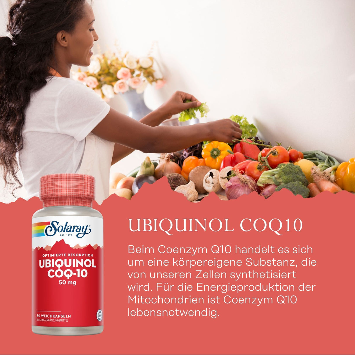 Eine Frau bereitet in einer Küche eine Vielzahl von frischen Gemüsesorten vor, darunter Paprika, Brokkoli und Pilze. Im Vordergrund ist eine Flasche Solaray Ubiquinol CoQ10 Nahrungsergänzungsmittel abgebildet. Der Text beschreibt die Vorteile von Coenzym Q10 für die Mitochondrien.