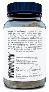 Eine Flasche mit blauen Deckel, die mit 90 Mini-Softgels eines Vitamin-Fettsäurepräparats von Orthica gefüllt ist. Auf dem Etikett sind Anweisungen zur Einnahme und Lagerung in niederländischer Sprache zu lesen. Die Flasche hat einen Barcode und die Adresse des Herstellers in Almere, Niederlande.