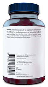 Das Bild zeigt eine Plastikflasche mit einem blauen Schraubverschluss, die Vitamingummis enthält. Auf dem Etikett sind Gebrauchsanweisungen auf Niederländisch zu sehen. Die Flasche ist aus 100 % recyceltem Plastik und enthält 60 Gummis. Es gibt einen Barcode und die Adresse des Herstellers in Almere, Niederlande.
