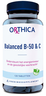 Das Bild zeigt eine Flasche von Orthica Balanced B-50 & C Nahrungsergänzungsmittel. Die Flasche ist blau mit einem schwarzen Deckel. Auf dem Etikett steht: 'Ondersteunt het energieniveau en de geestelijke veerkracht'. Es sind 120 Tabletten in der Flasche enthalten. Das Produkt ist vegan, was durch ein grünes Symbol mit einem Blatt angezeigt wird.