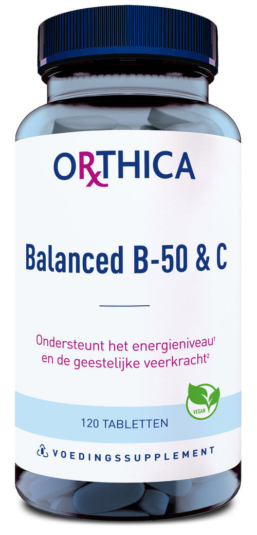 Das Bild zeigt eine Flasche von Orthica Balanced B-50 & C Nahrungsergänzungsmittel. Die Flasche ist blau mit einem schwarzen Deckel. Auf dem Etikett steht: 'Ondersteunt het energieniveau en de geestelijke veerkracht'. Es sind 120 Tabletten in der Flasche enthalten. Das Produkt ist vegan, was durch ein grünes Symbol mit einem Blatt angezeigt wird.