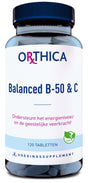 Das Bild zeigt eine Flasche von Orthica Balanced B-50 & C Nahrungsergänzungsmittel. Die Flasche ist blau mit einem schwarzen Deckel. Auf dem Etikett steht: 'Ondersteunt het energieniveau en de geestelijke veerkracht'. Es sind 120 Tabletten in der Flasche enthalten. Das Produkt ist vegan, was durch ein grünes Symbol mit einem Blatt angezeigt wird.