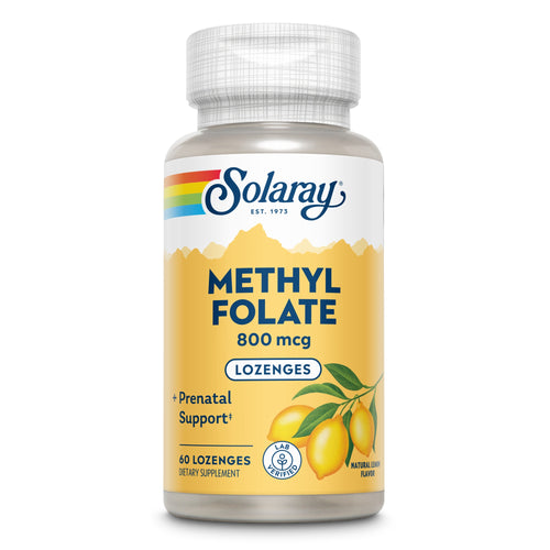 Das Bild zeigt eine Plastikflasche mit einem weißen Deckel. Auf dem Etikett steht "Solaray Methyl Folate 800 mcg Lozenges". Es ist ein Nahrungsergänzungsmittel, das pränatale Unterstützung bietet. Das Etikett ist gelb mit einer Abbildung von Zitronen und einem Lab Verified-Siegel.