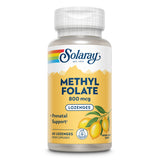 Das Bild zeigt eine Plastikflasche mit einem weißen Deckel. Auf dem Etikett steht "Solaray Methyl Folate 800 mcg Lozenges". Es ist ein Nahrungsergänzungsmittel, das pränatale Unterstützung bietet. Das Etikett ist gelb mit einer Abbildung von Zitronen und einem Lab Verified-Siegel.